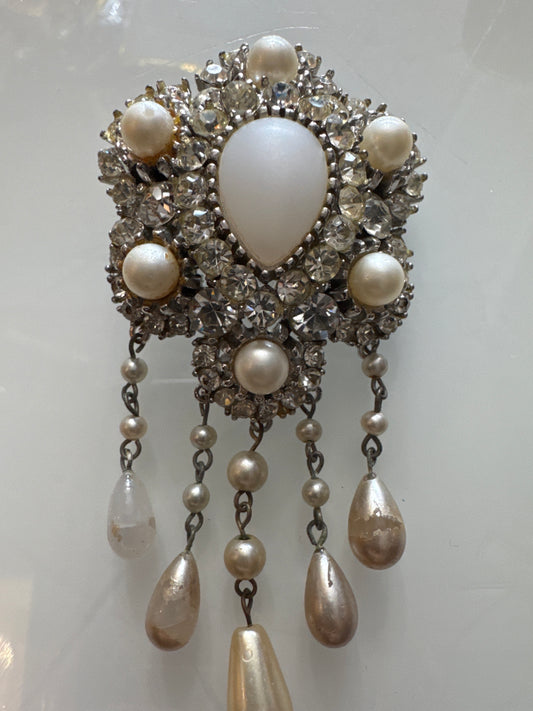 Beautiful 1950s dangle brooch with pearls and rhinestones. Note color of one dangle has wear.