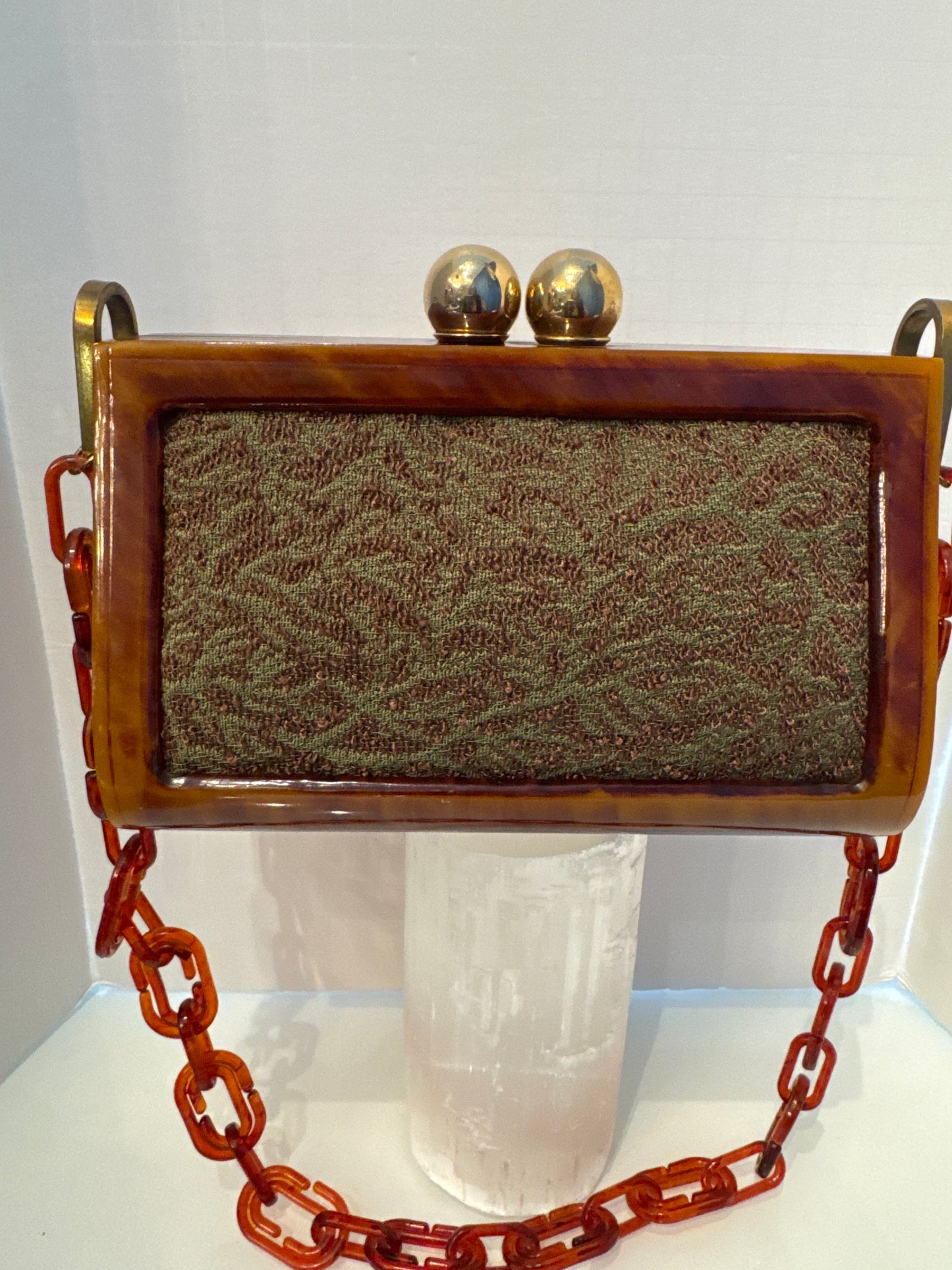 absolutely incredible 1940s vintage handbag with jumbo kiss lock bakelite  frame and chain and beautiful interior. Mint condition.