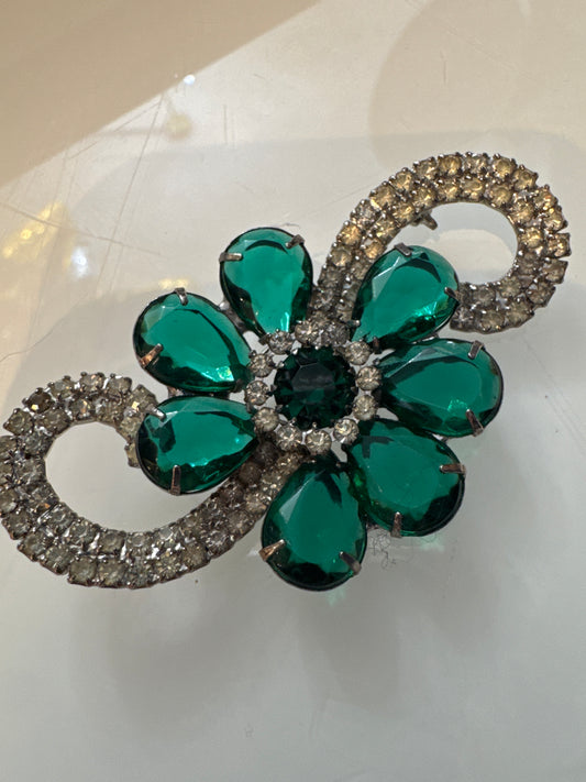 Beautiful 1940s swirl rhinestone brooch with emerald green colored rhinestones