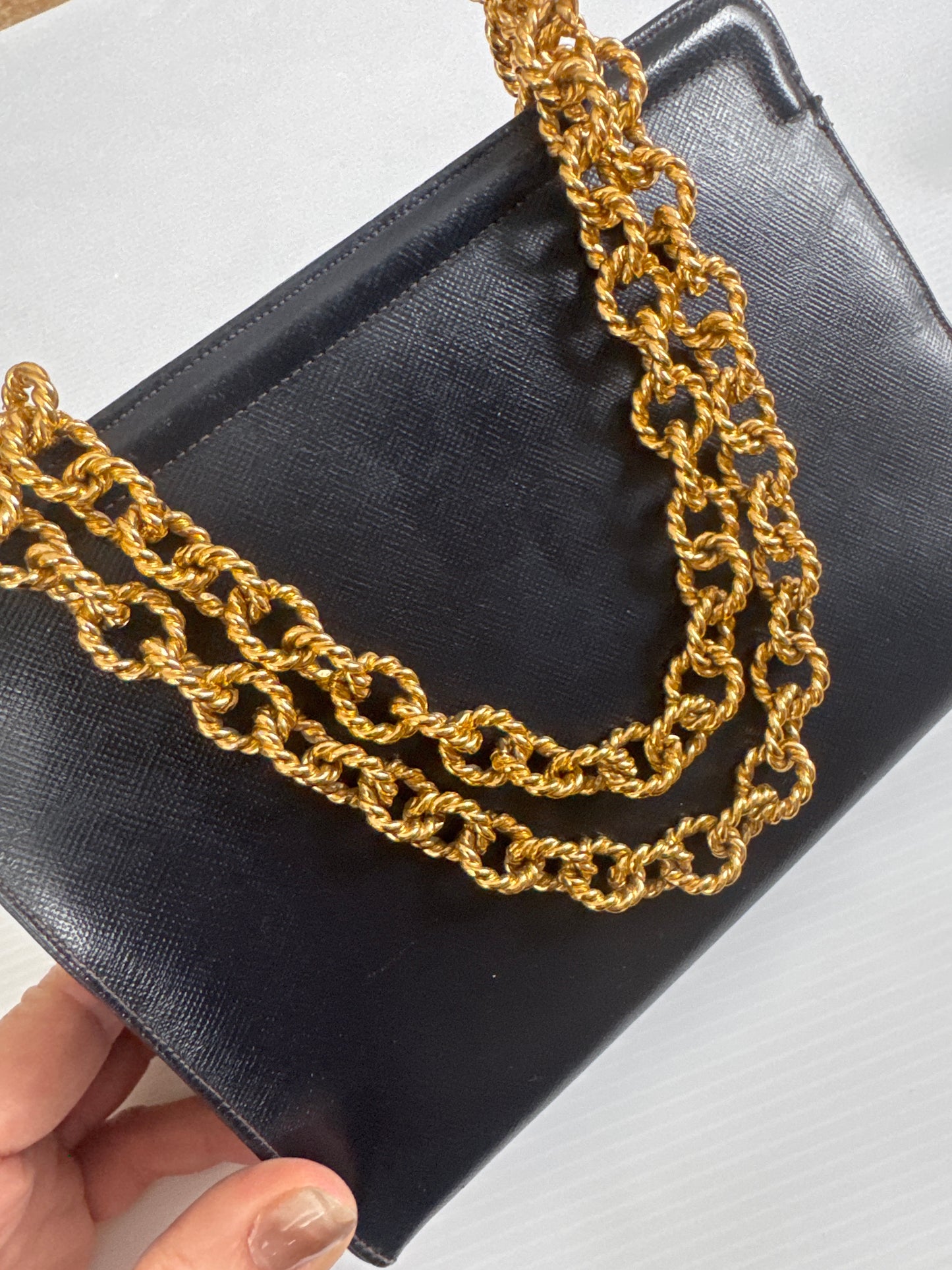 1960s beautiful black leather Morris Moskowitz handbag with gold tone link chain, kiss lock closure, and two side pockets