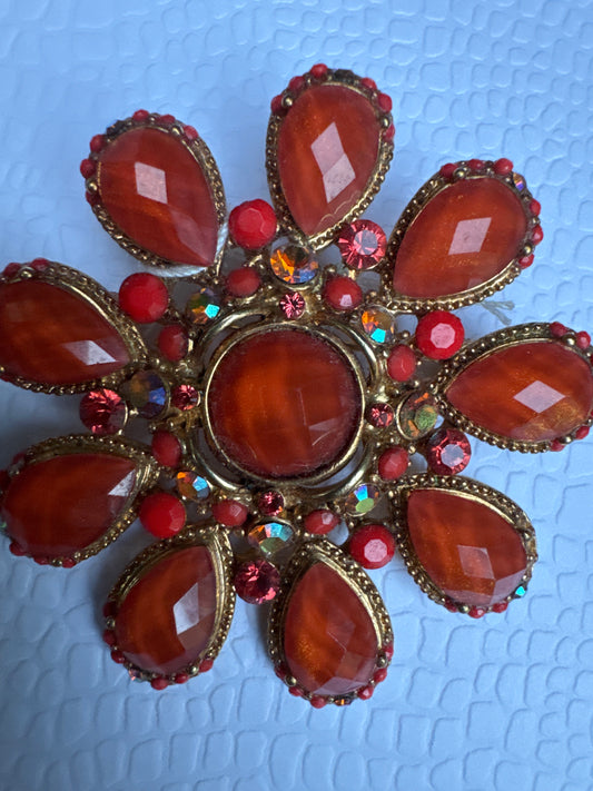 Beautiful vintage coral colored cabochon brooch
