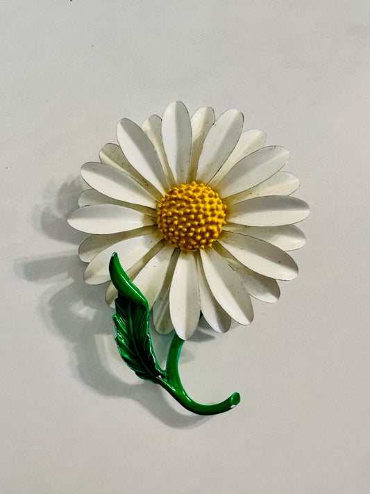 Vintage white daisy enamel brooch