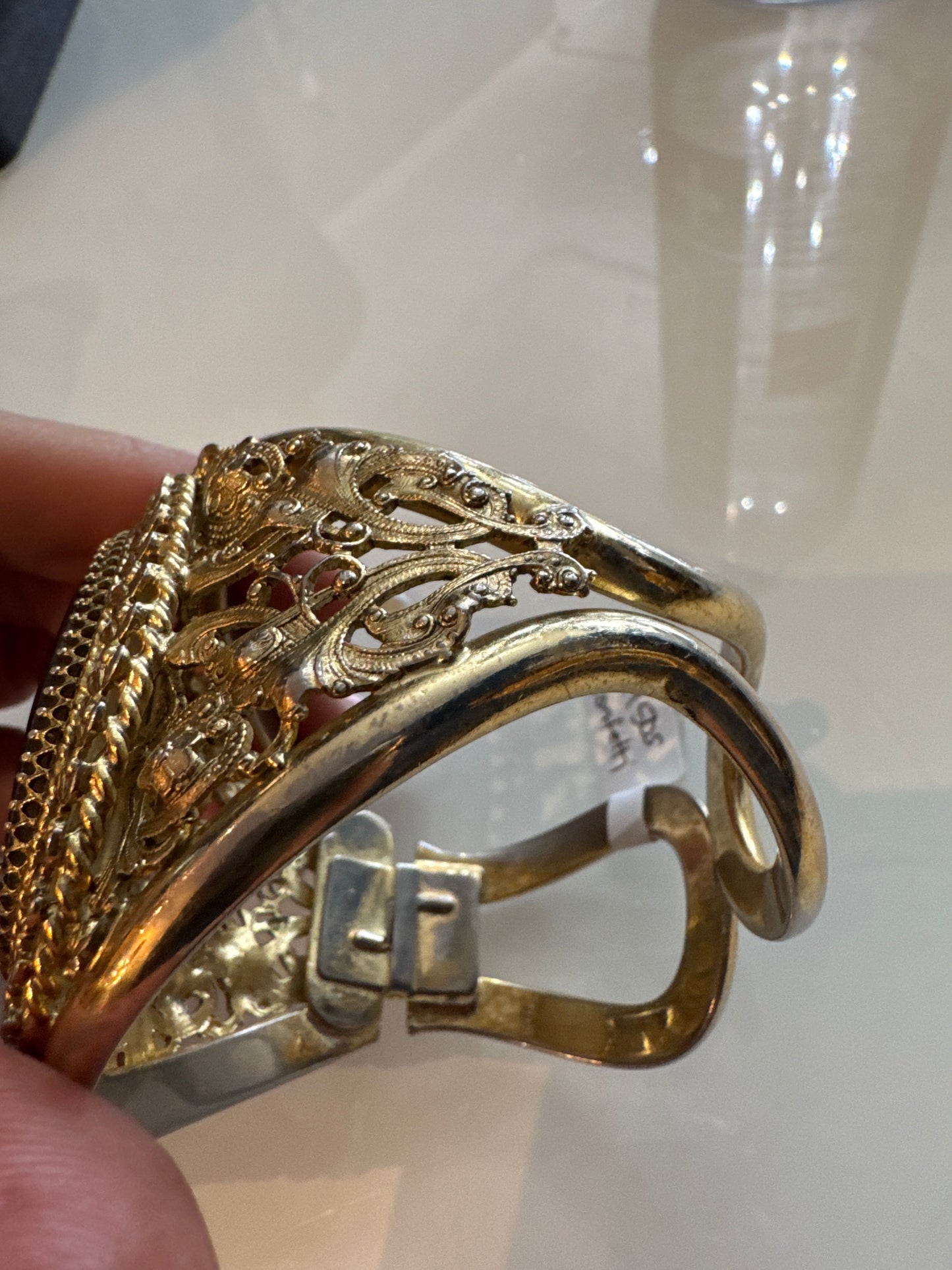 1950s stunning, gold tone confetti cameo clamper bracelet