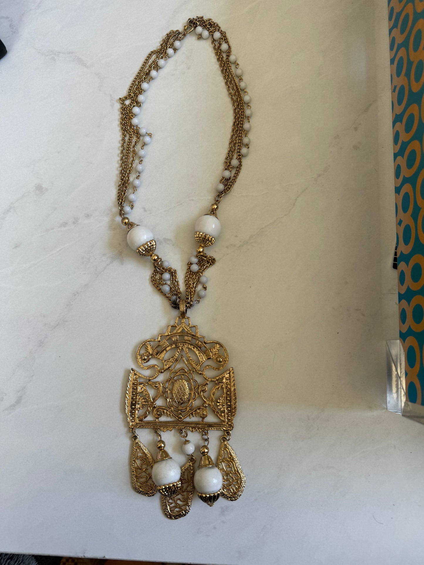 Vintage white and gold tone pendant necklace