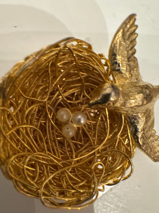 Birdie with egg in nest brooch. Gold tone signed by Jeanette