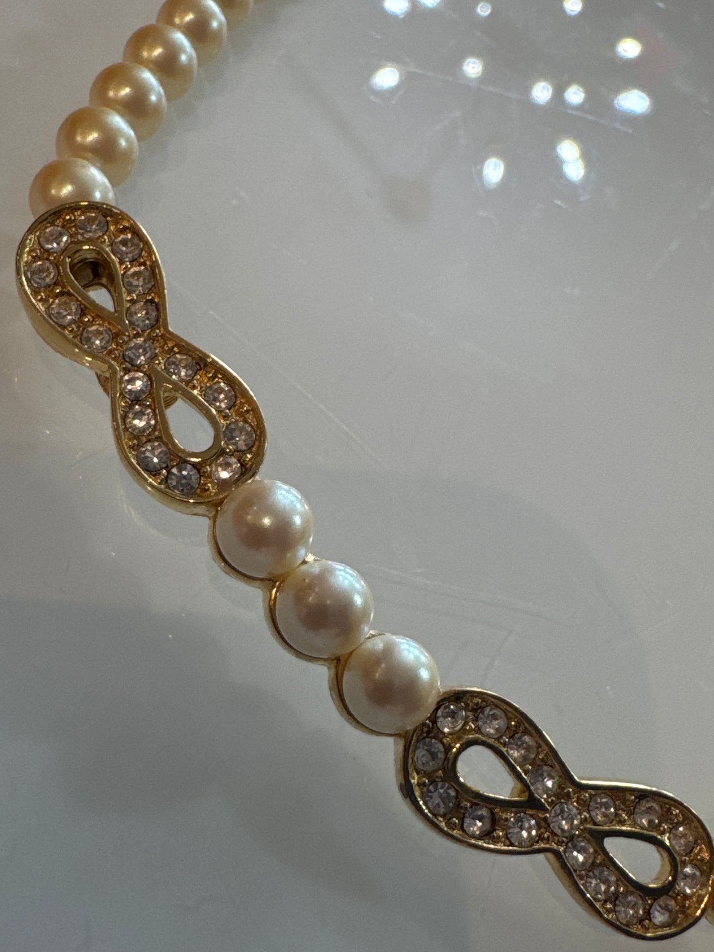 Vintage early 2000s MONET pearl and gold tone infinity necklace