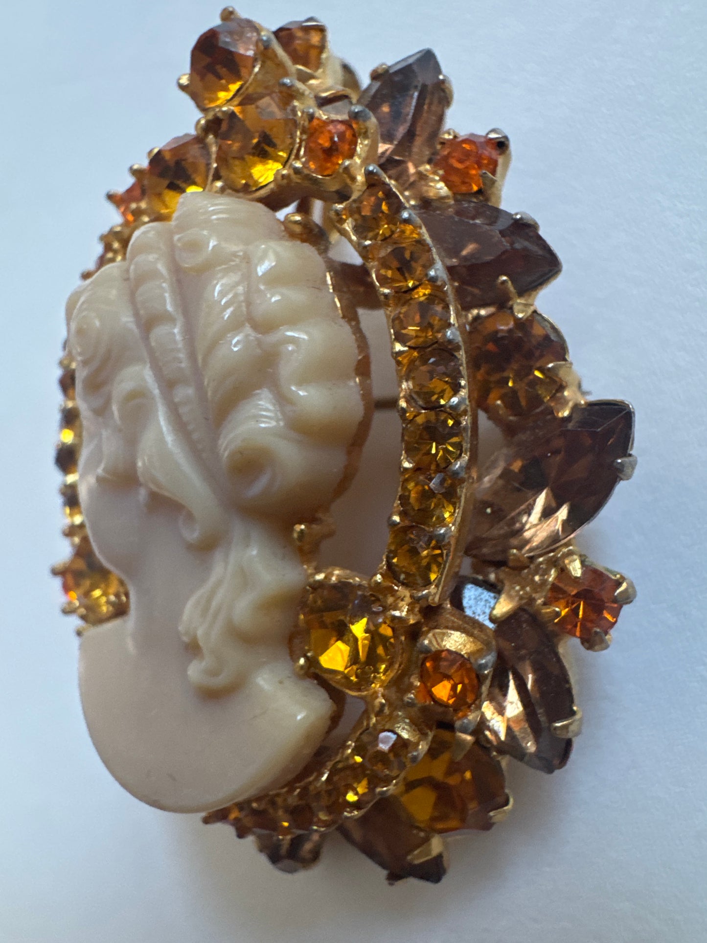 ￼Wowza! vintage 1960s D&E carved cameo topaz an amber pendant/brooch. Book piece