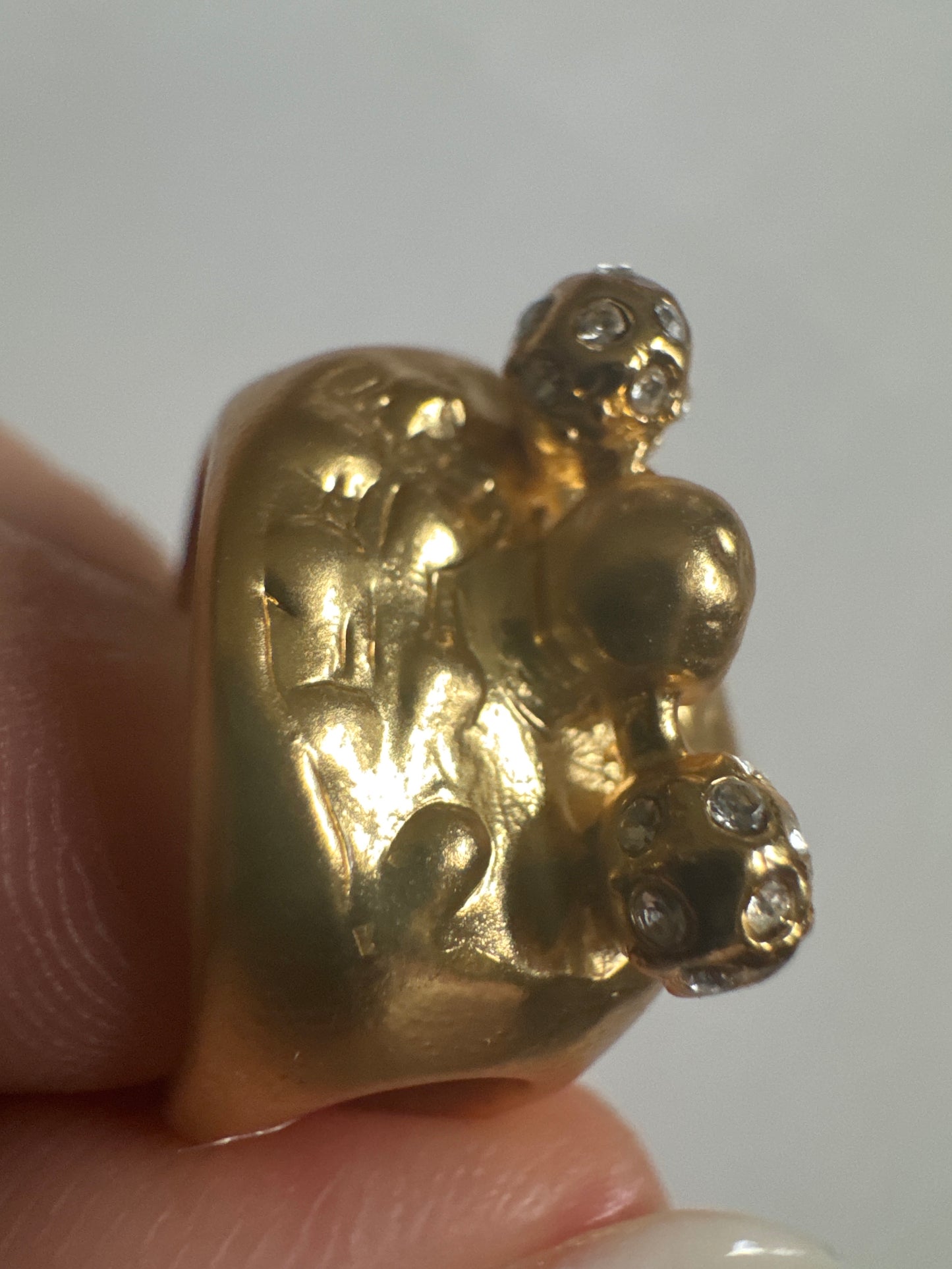 2000's signed SCHIAPARELLI gold tone ring with rhinestones