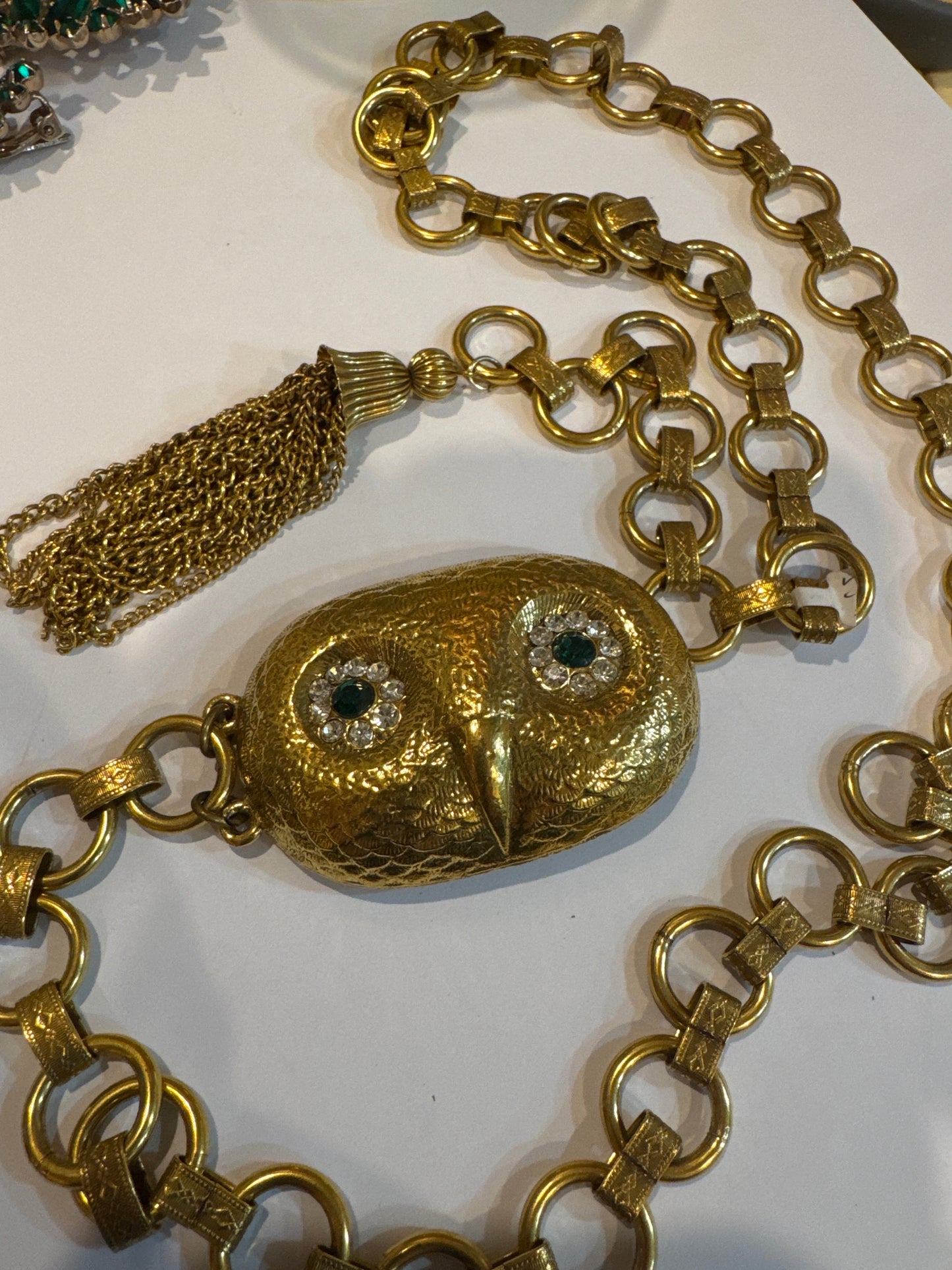 1970s adorable, vintage gold tone, link belt with owl clasp, rhinestone eyes ￼
