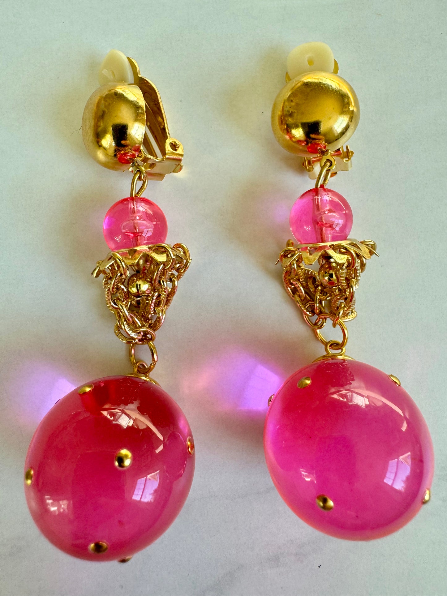 Fun 1960s gold tone and pink dangle clip earring