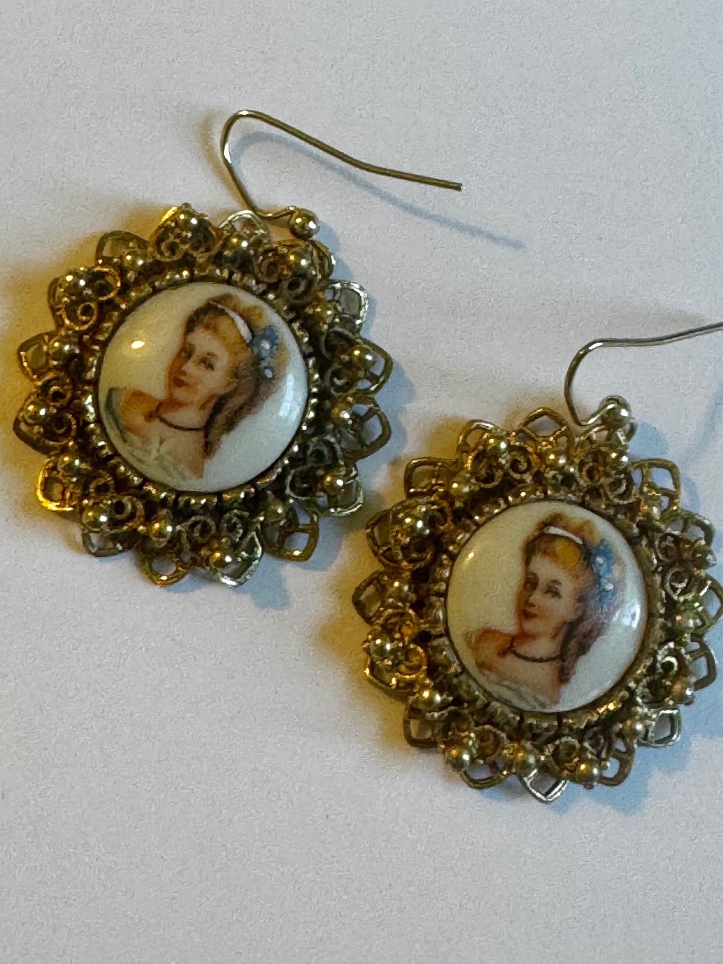 Vintage cameo earrings with filagree gold tone detail