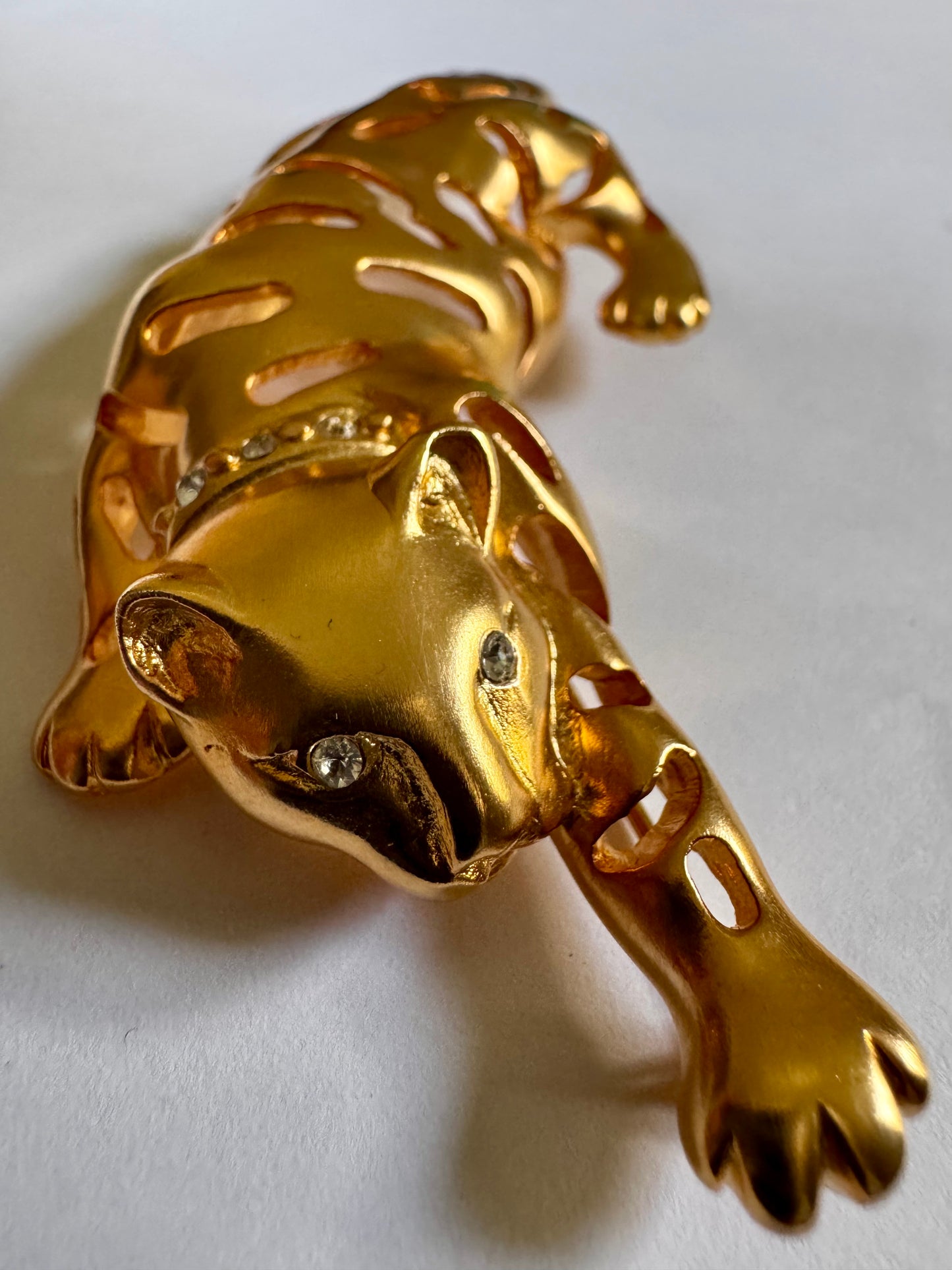 1980s matte gold tone cheetah brooch