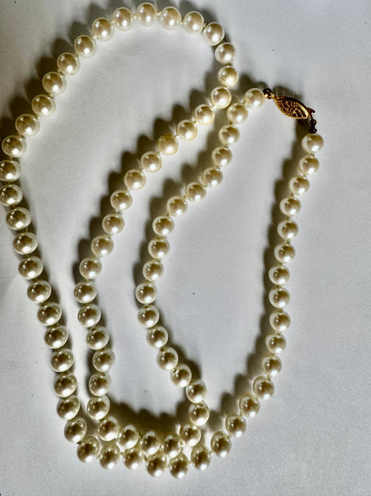 Vintage single strand pearl necklace