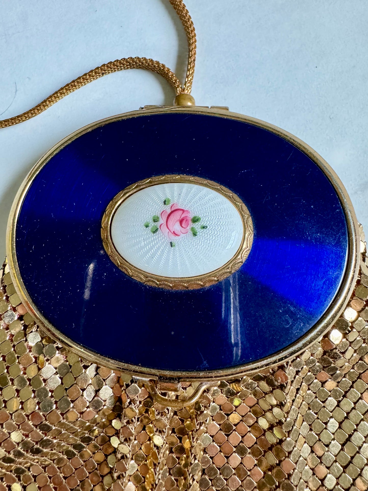 Stunning 1940's vintage mesh powder compact purse with enamel top