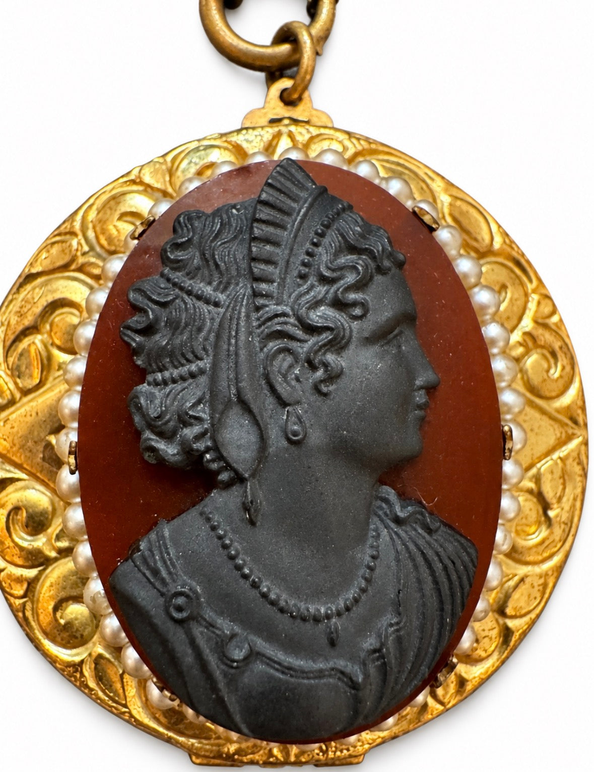 Stunning vintage cameo locker with rope chain