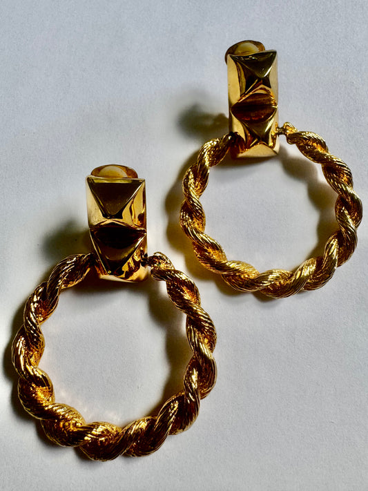 1980s gold tone rope hoop earring with double pyramid ear clip
