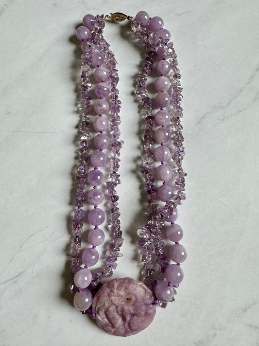 1950s lilac colored quarts triple strung necklace
