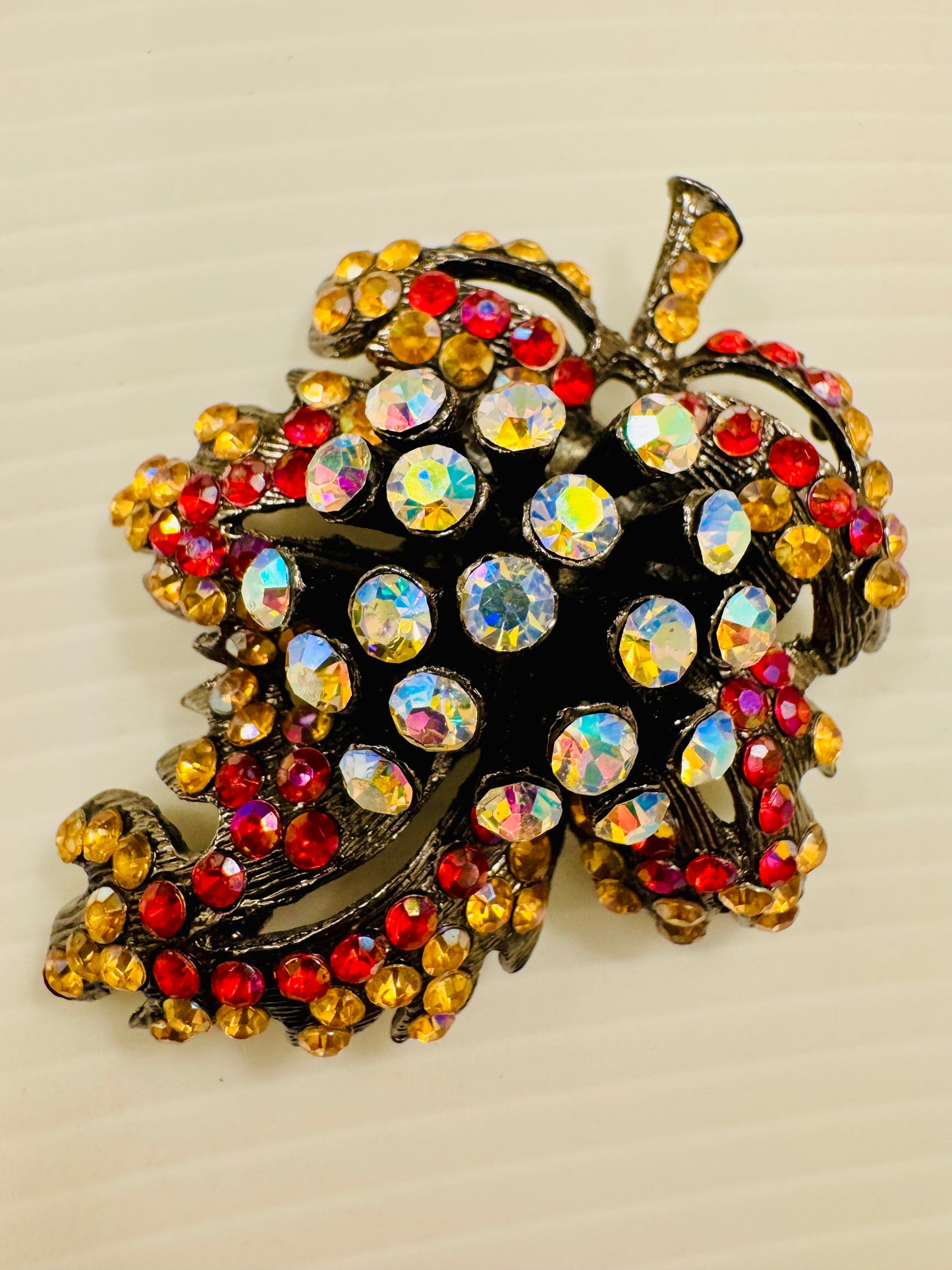 Beautiful vintage maple leaf rhinestone brooch