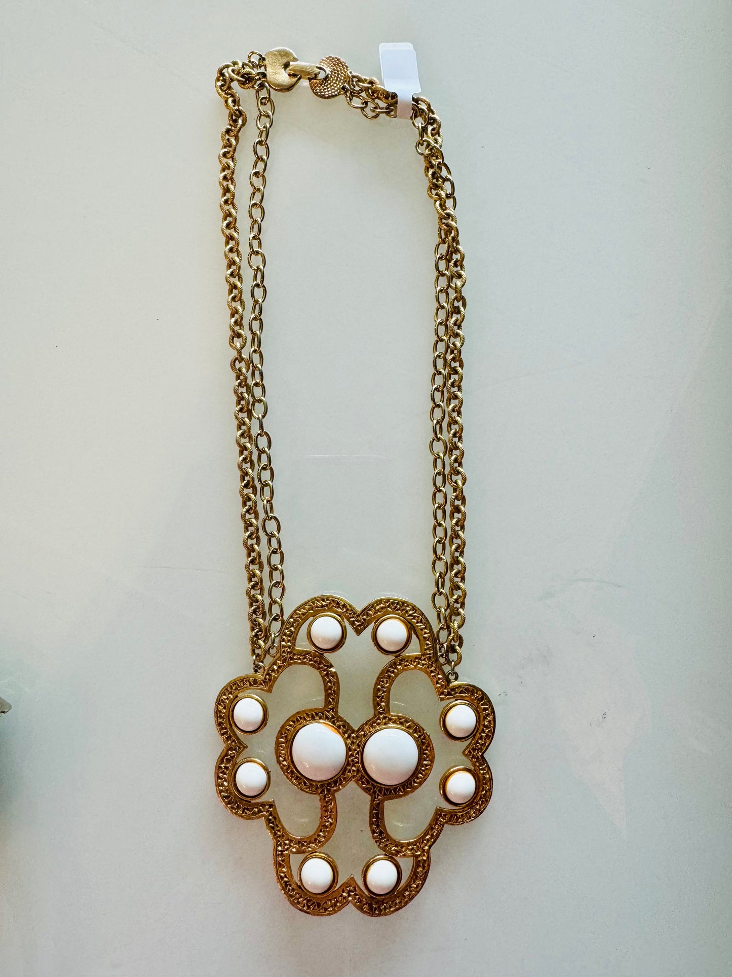 Amazing vintage 1960s pendant necklace with jumbo