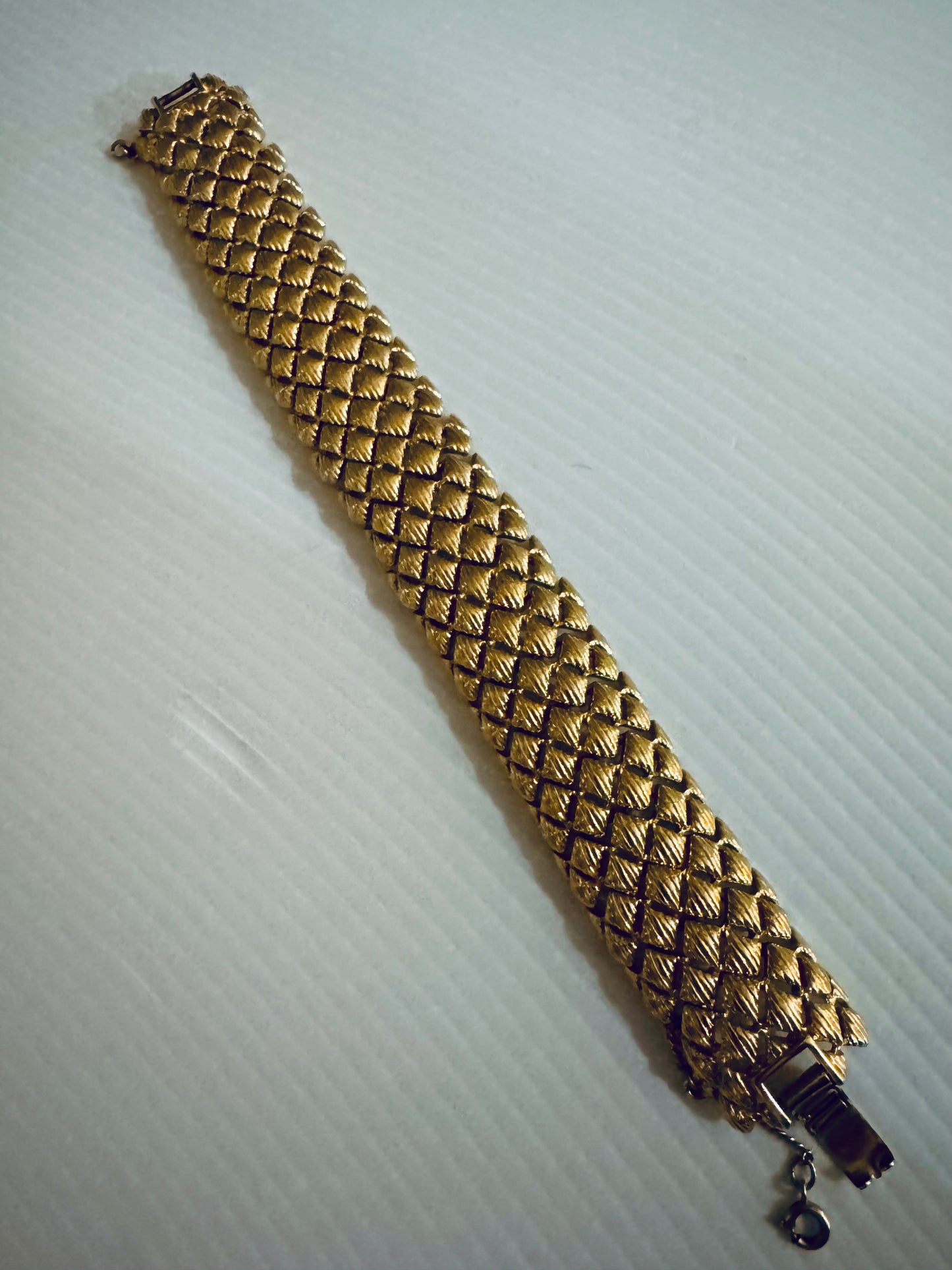 Great looking 1980's vintage Monet gold tone bracelet