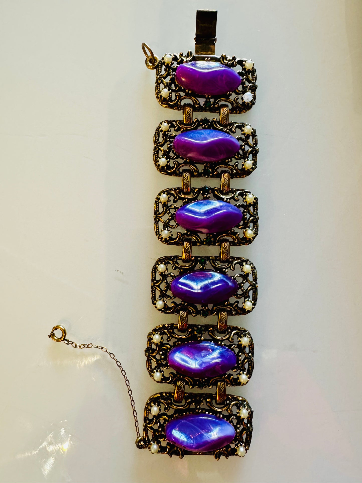 Vintage 1950s jumbo purple stone gold tone bracelet with pearls and rhinestones