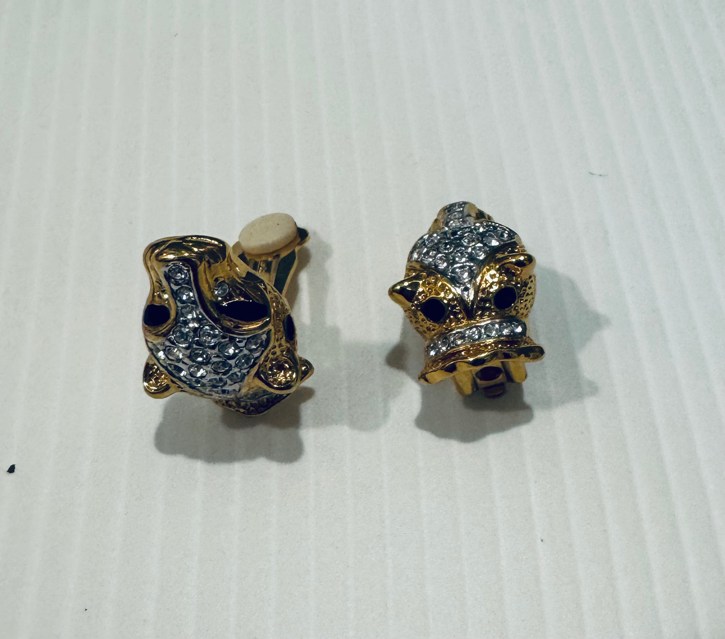 Adorable signed vintage jaguar rhinestone clip on earrings