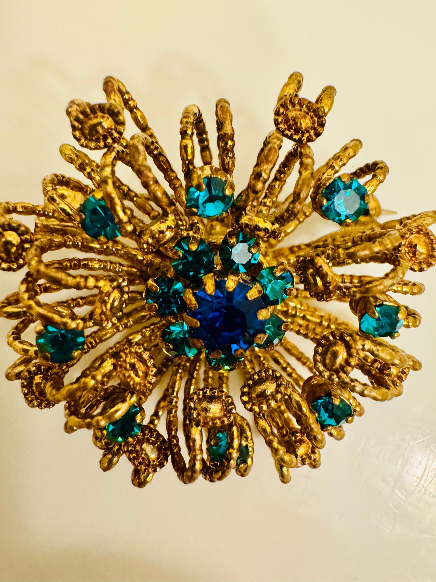 Beautiful 1940s goldtone brooch with blue and green rhinestones