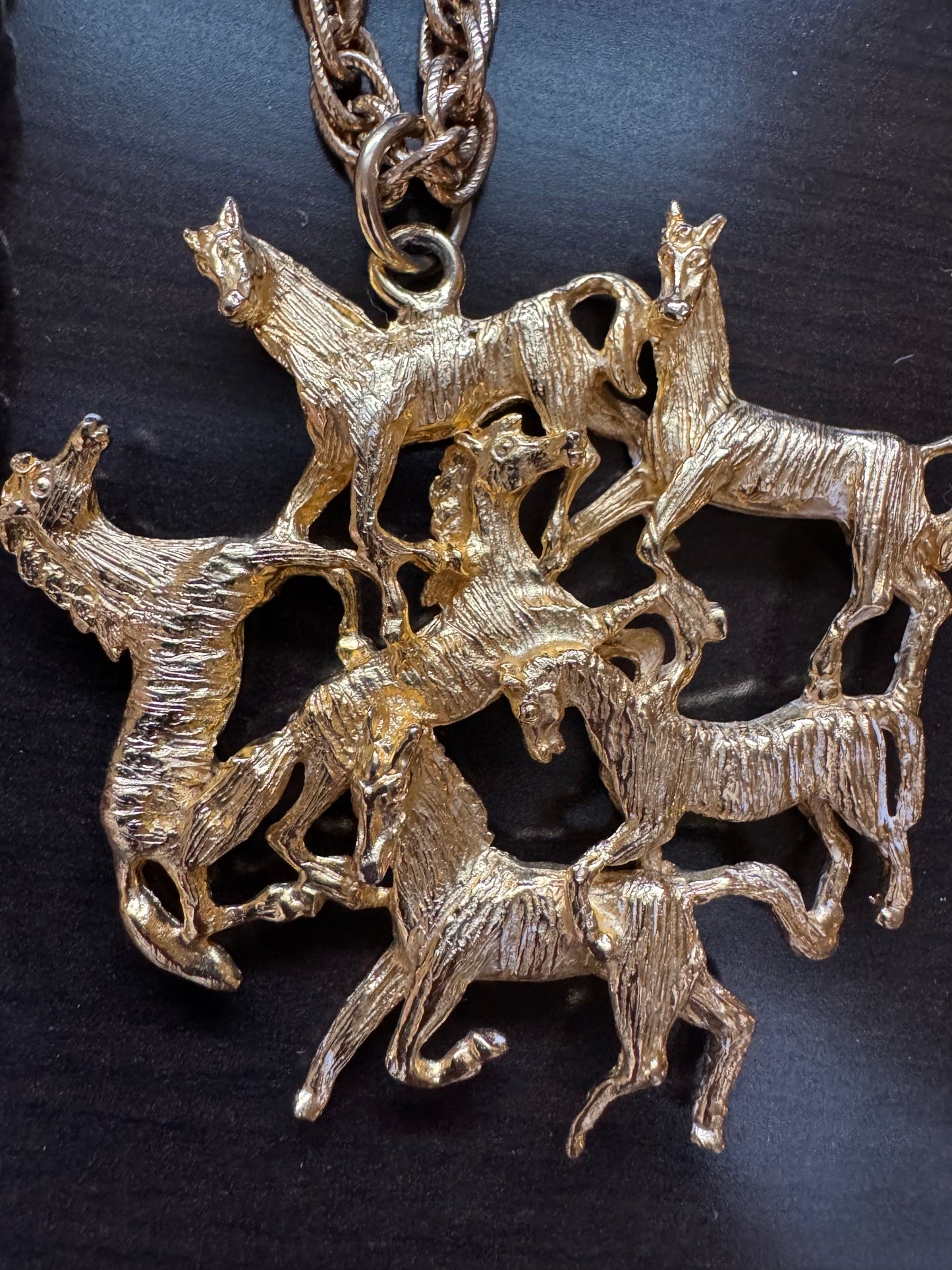 calling all horse lovers! This 1970s gold tone pendant necklace is a must have!