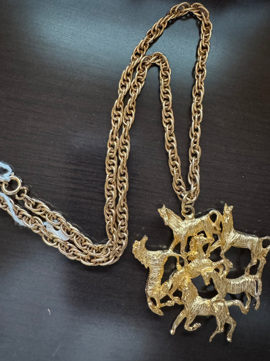 calling all horse lovers! This 1970s gold tone pendant necklace is a must have!
