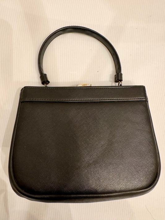 Vintage 1950s black leather top handle bag with simple gold tone closure. 2 exterior pockets