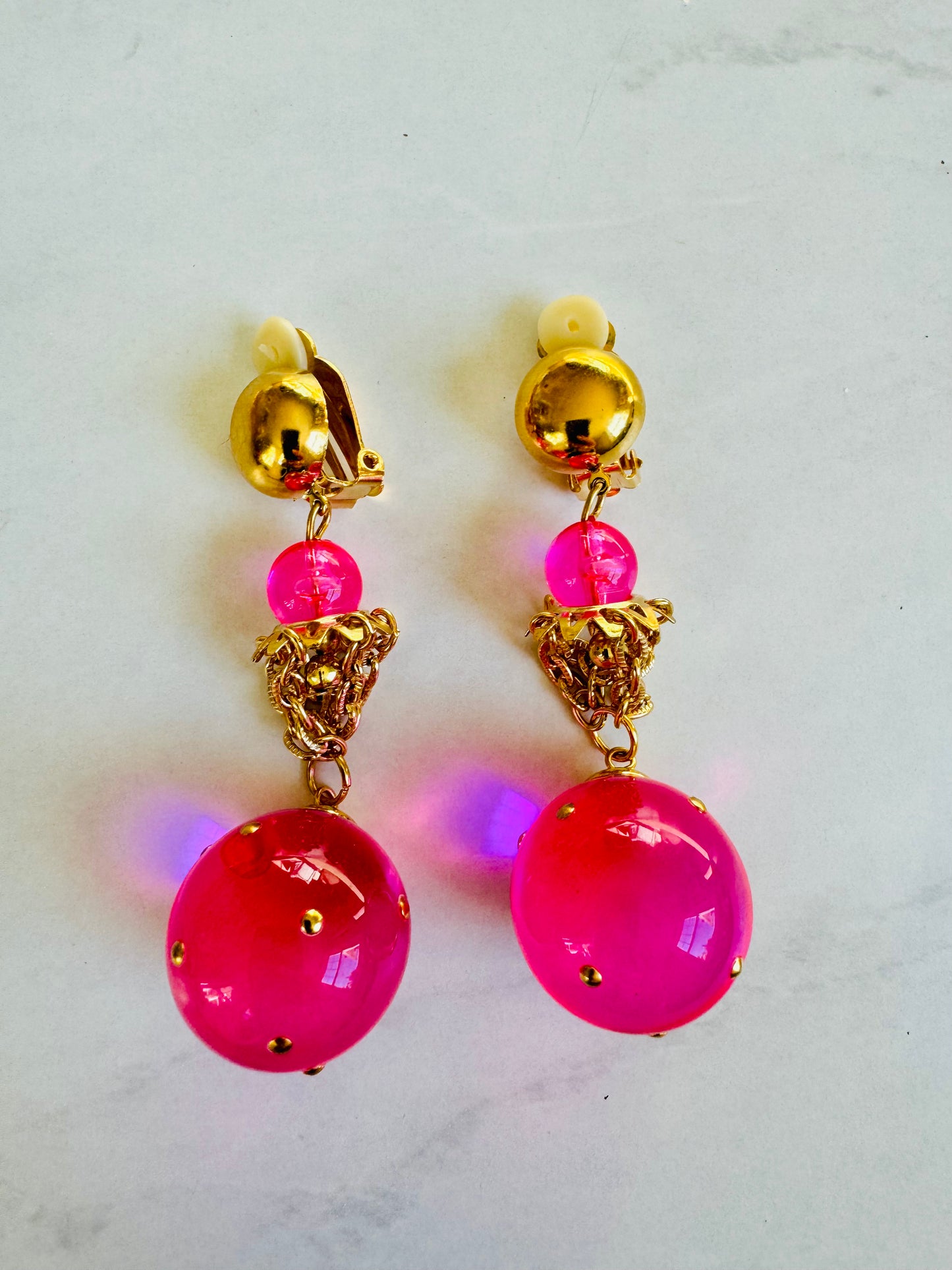 Fun 1960s gold tone and pink dangle clip earring