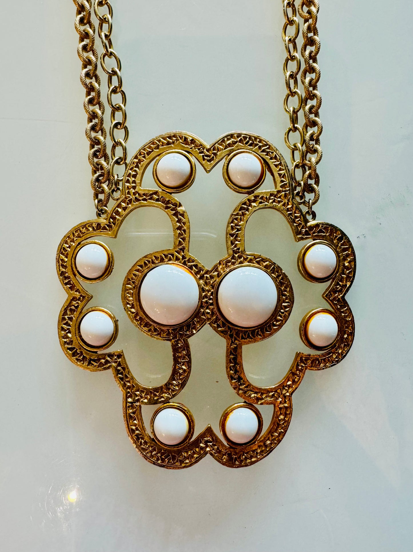 Amazing vintage 1960s pendant necklace with jumbo