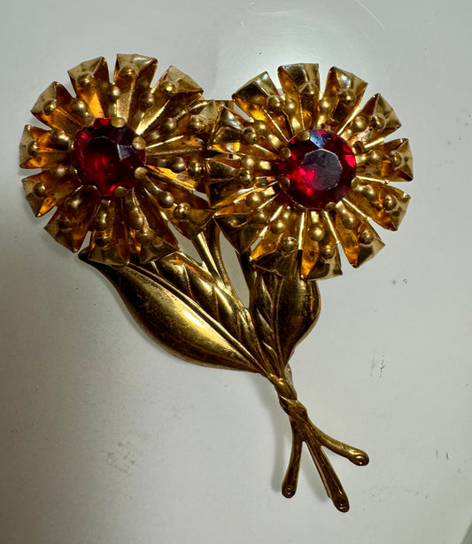 1940s gold tone double flower brooch w red center stone