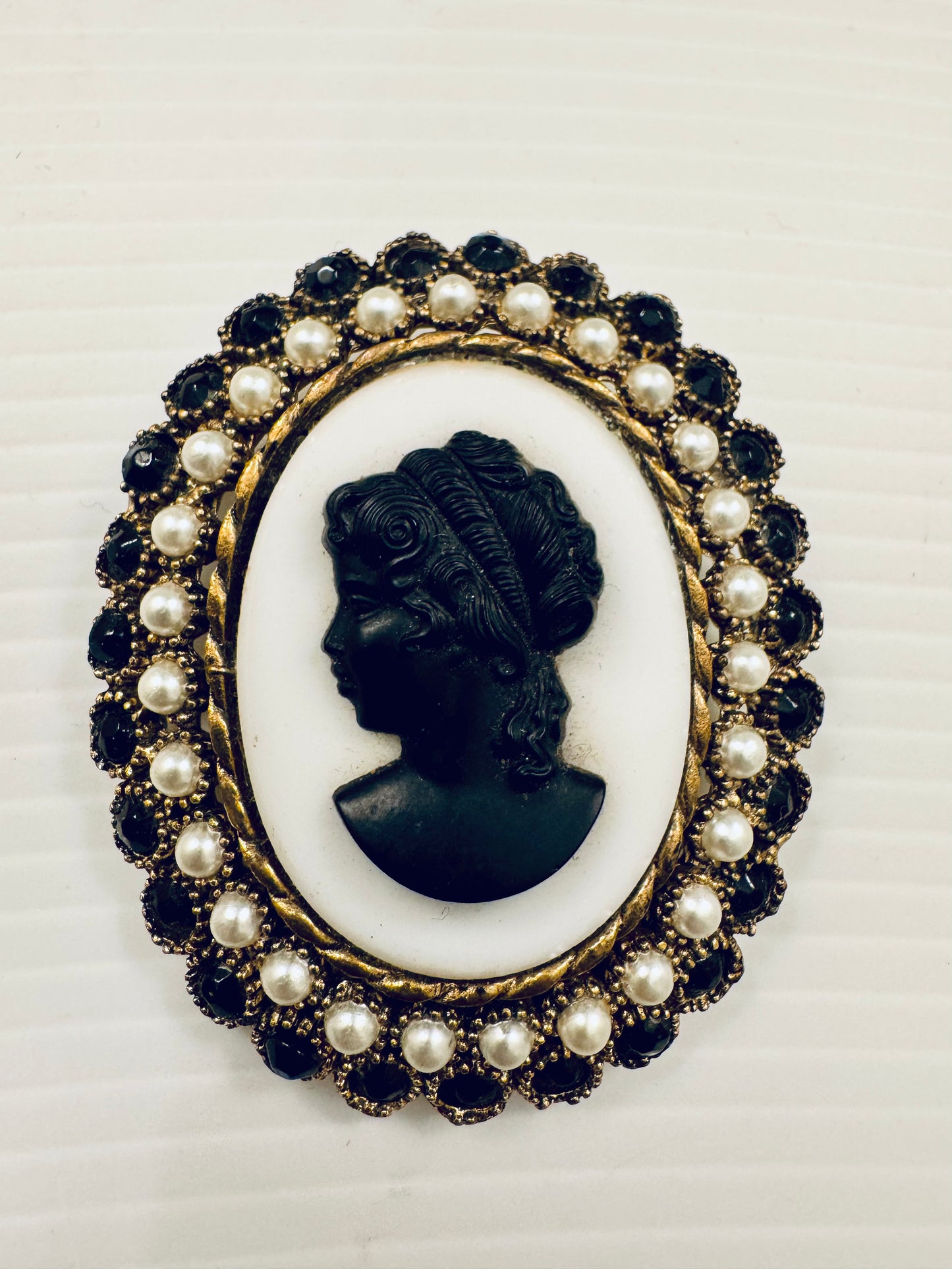 Cameo brooch with pearls