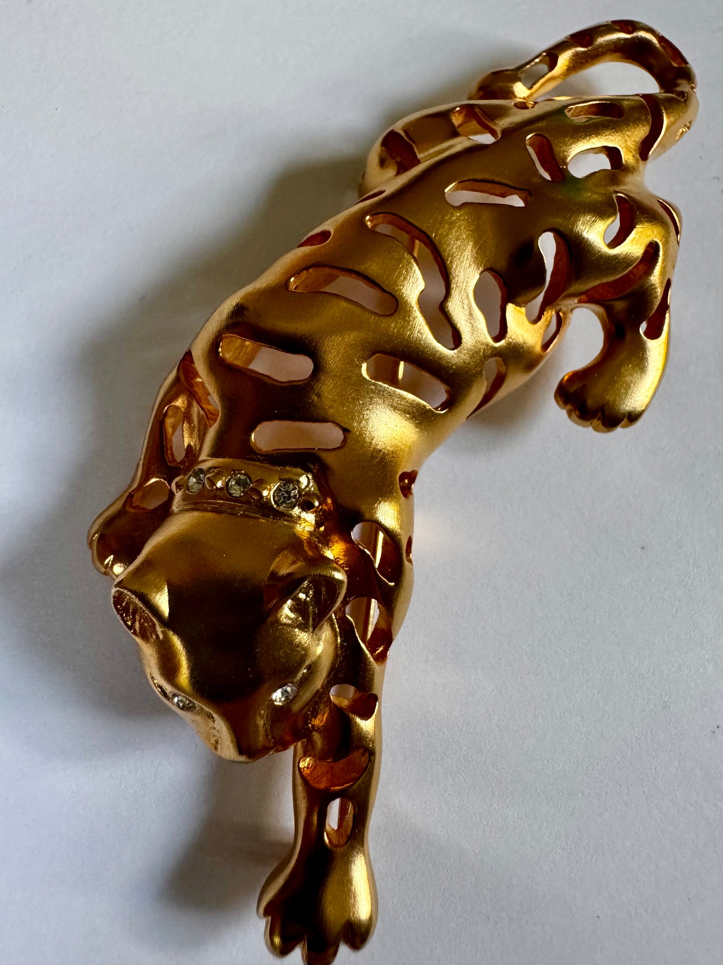 1980s matte gold tone cheetah brooch