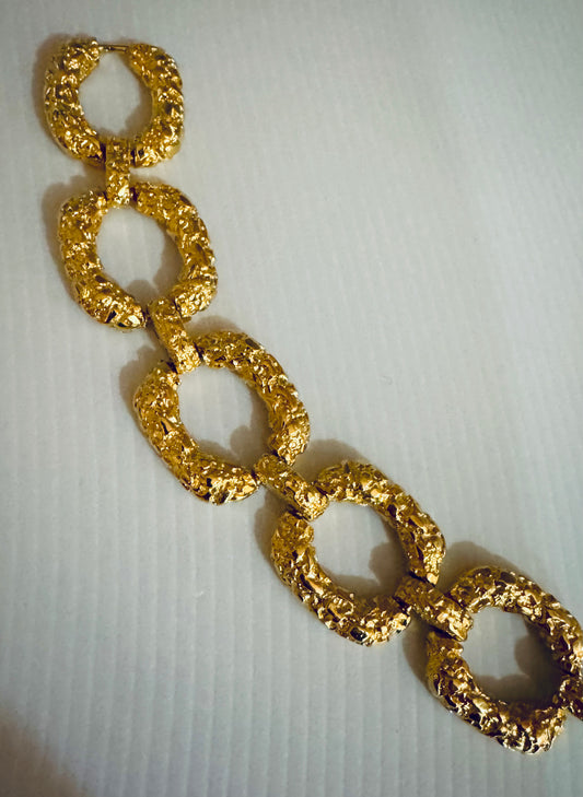 We love this 1980s open link gold tone bracelet