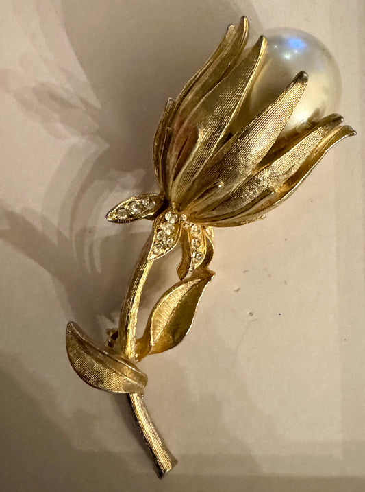 RARE 1950s vintage signed Capri gold tone a faux pearl flower brooch on stem with rhinestones