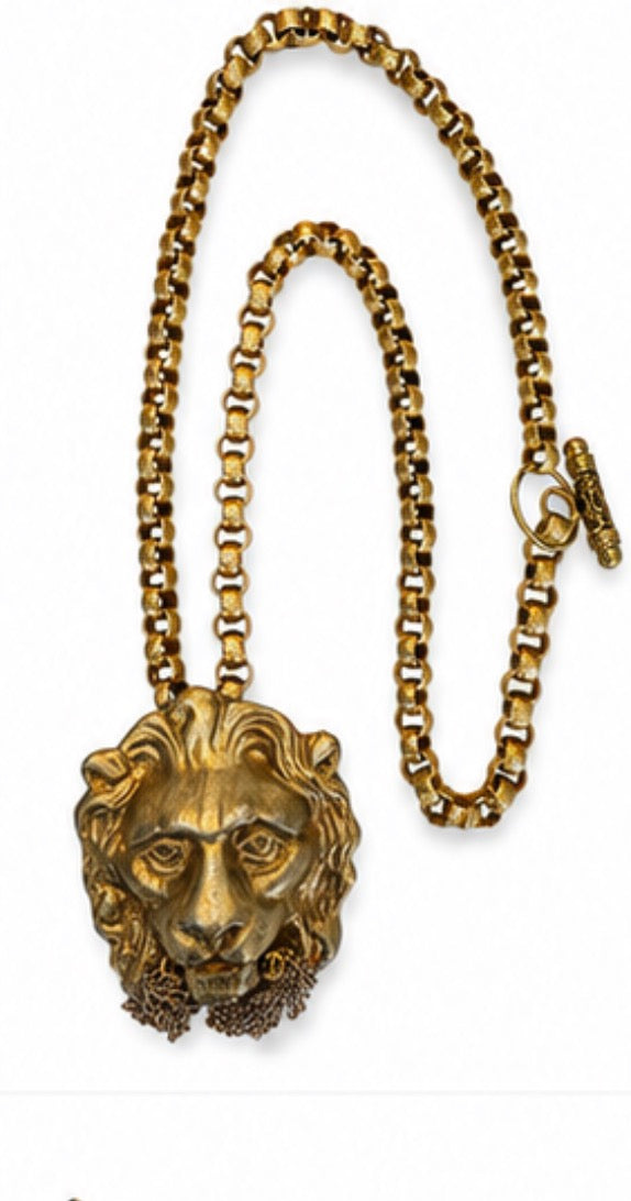 Beautiful 1960s gold tone lion head pendant necklace/brooch