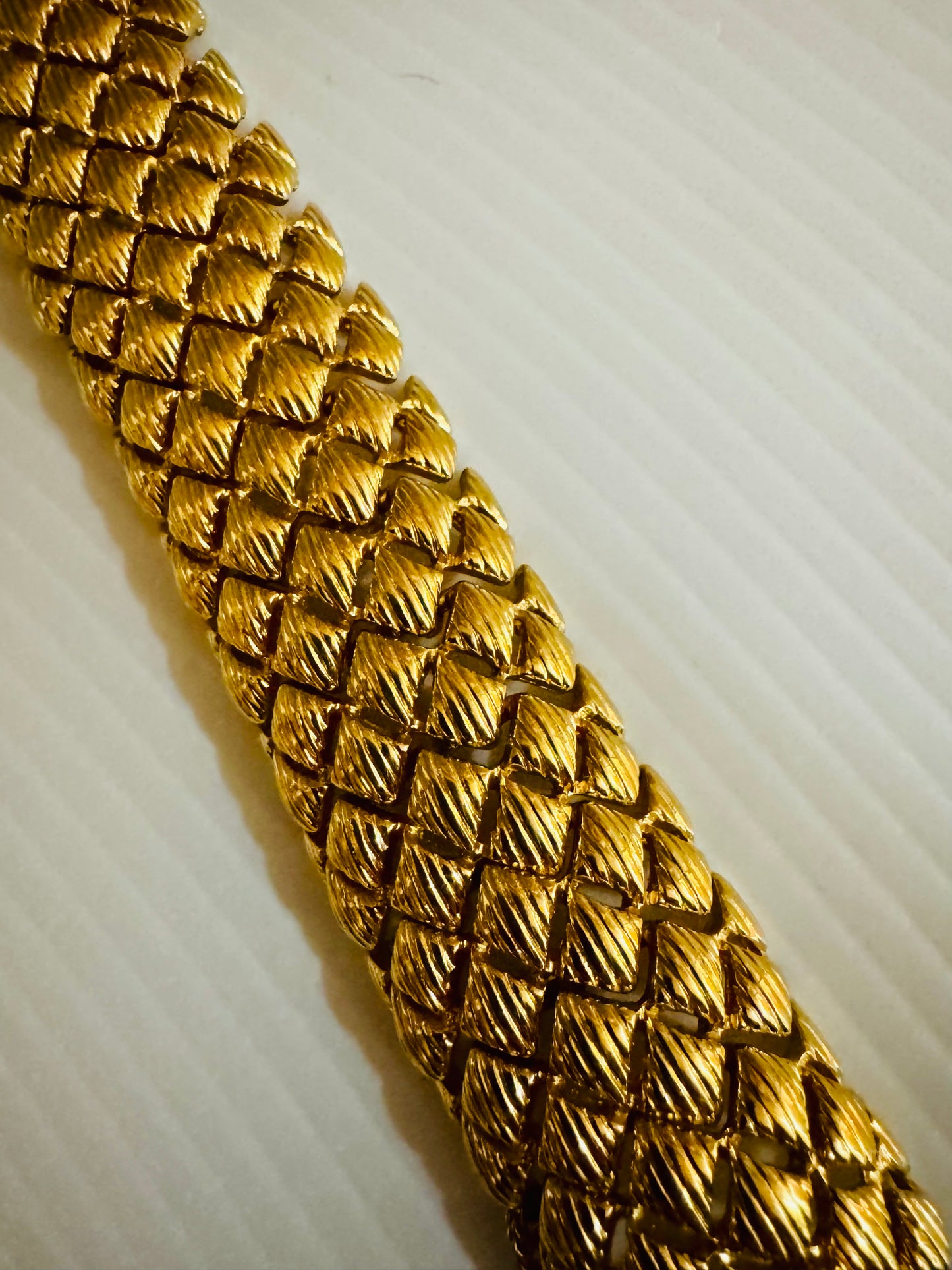 Great looking 1980's vintage Monet gold tone bracelet