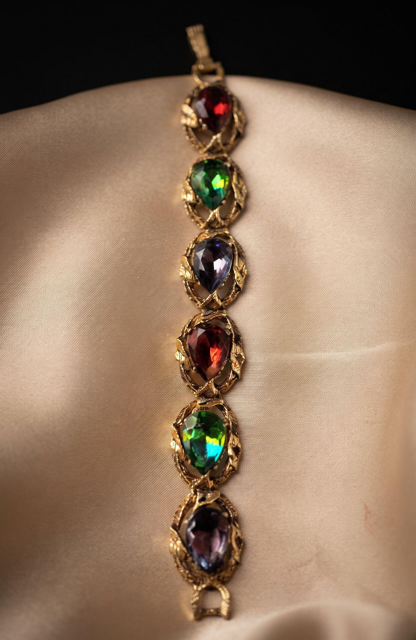 Beautiful 1950s rhinestone bracelet. The color speaks for itself.