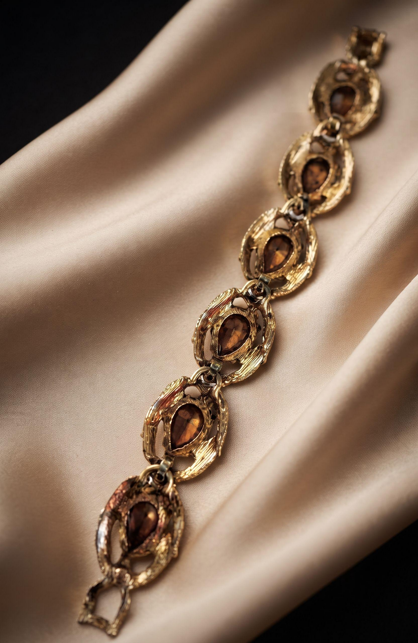 Beautiful 1950s rhinestone bracelet. The color speaks for itself.
