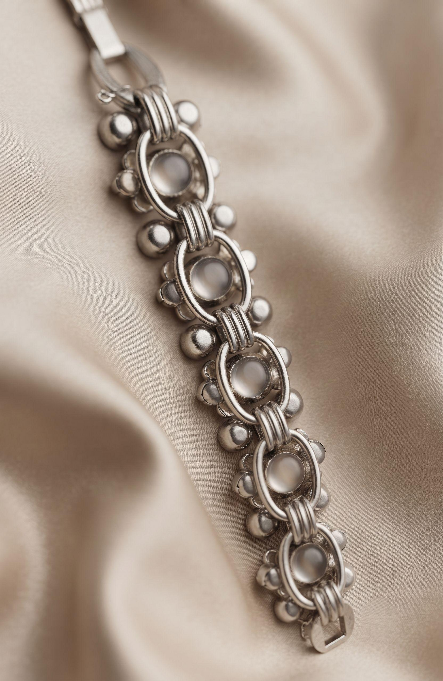 Beautiful 1950s rhinestone bracelet. The color speaks for itself.