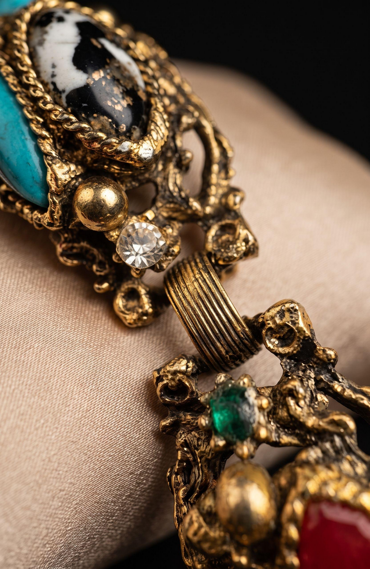 Beautiful 1950s rhinestone bracelet. The color speaks for itself.