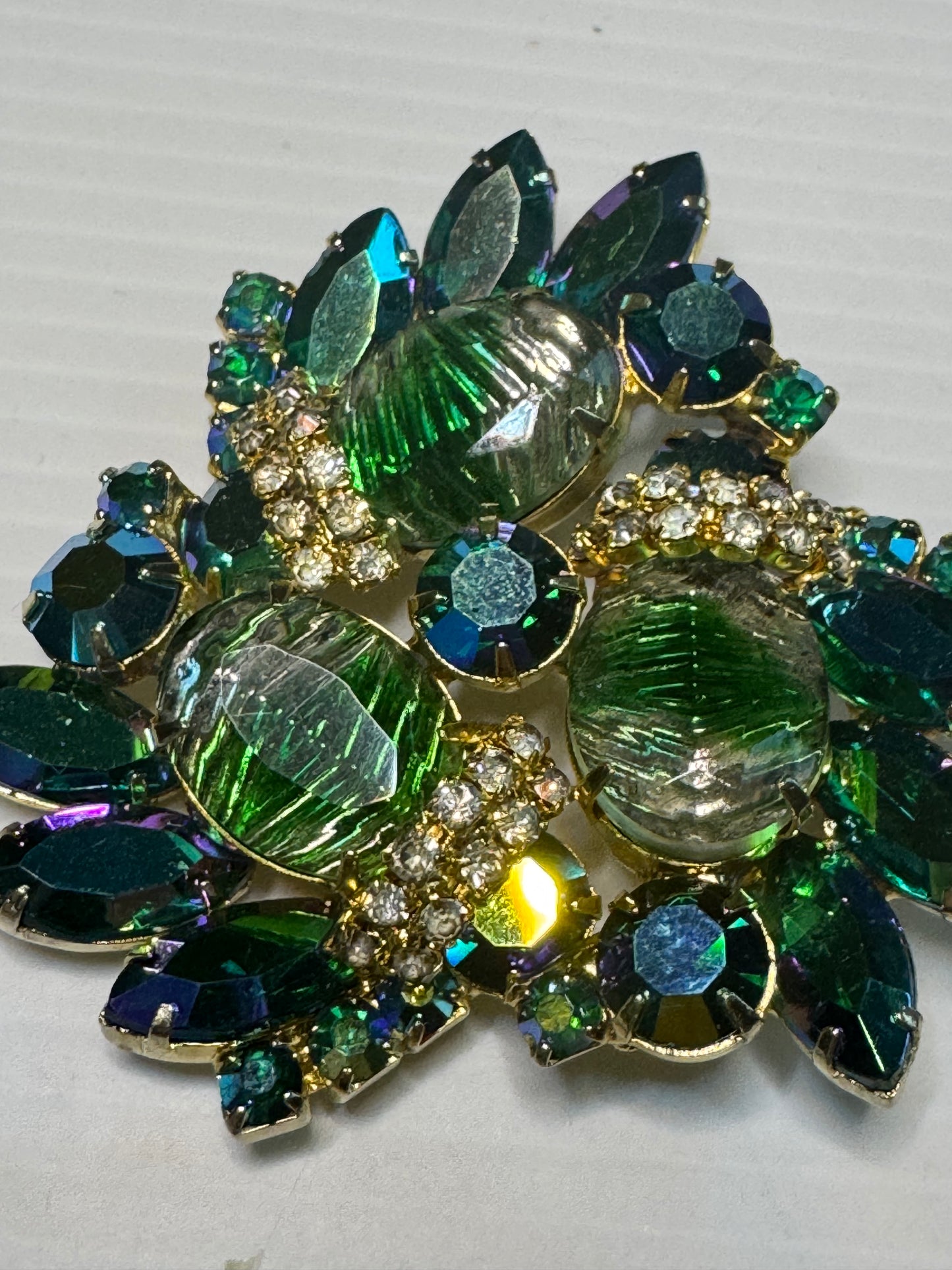 1940s unsigned green rhinestone cluster brooch
