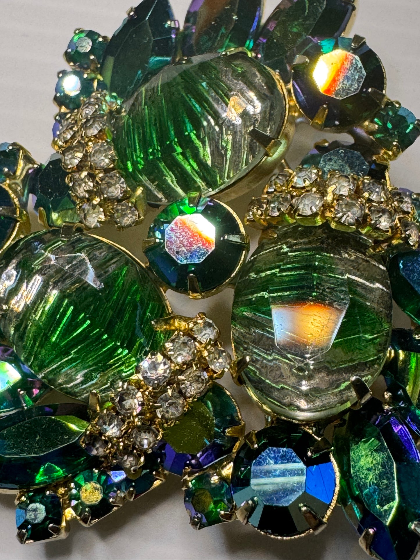 1940s unsigned green rhinestone cluster brooch