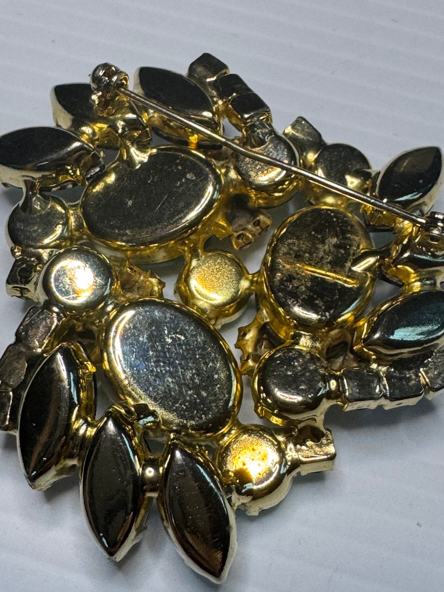 1940s unsigned green rhinestone cluster brooch