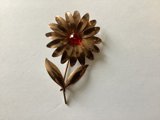 Flower brooch. Gold tone with red center