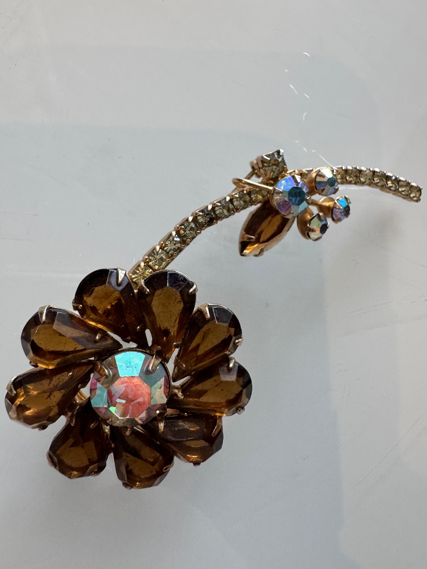 Beautiful 1950s Juliana rhinestone flower brooch