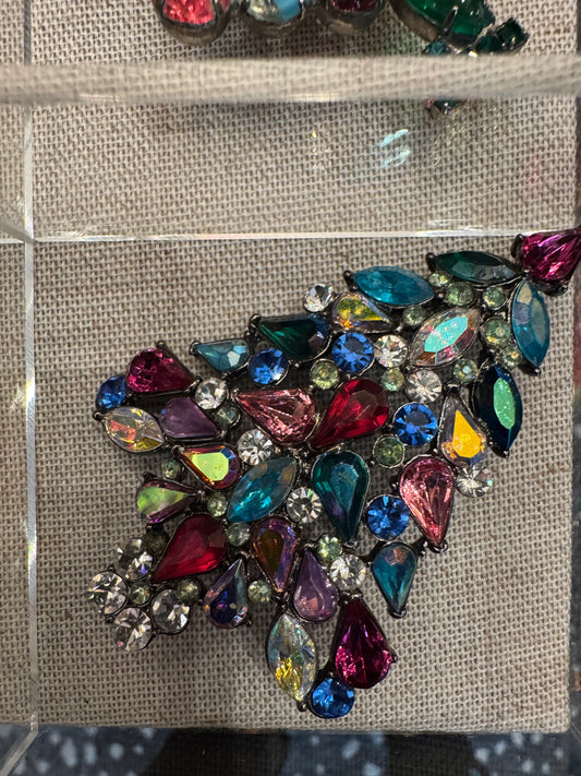 Beautiful signed 2006 Avon rhinestone Christmas tree brooch