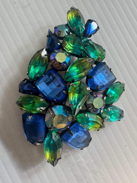 Beautiful vintage brooch by KRAMER from the 1950s